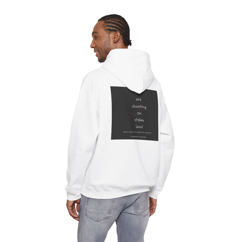 Sudadera con capucha Rising Symbol — "Cantando en tierra robada"