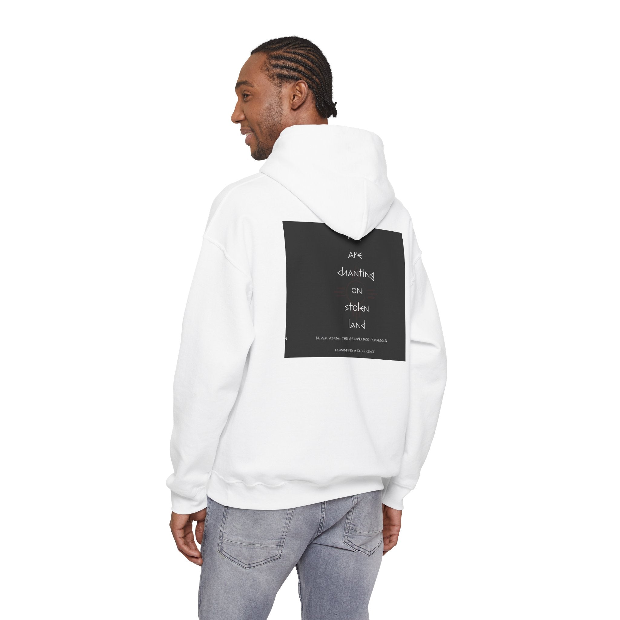 Sudadera con capucha Rising Symbol — "Cantando en tierra robada"